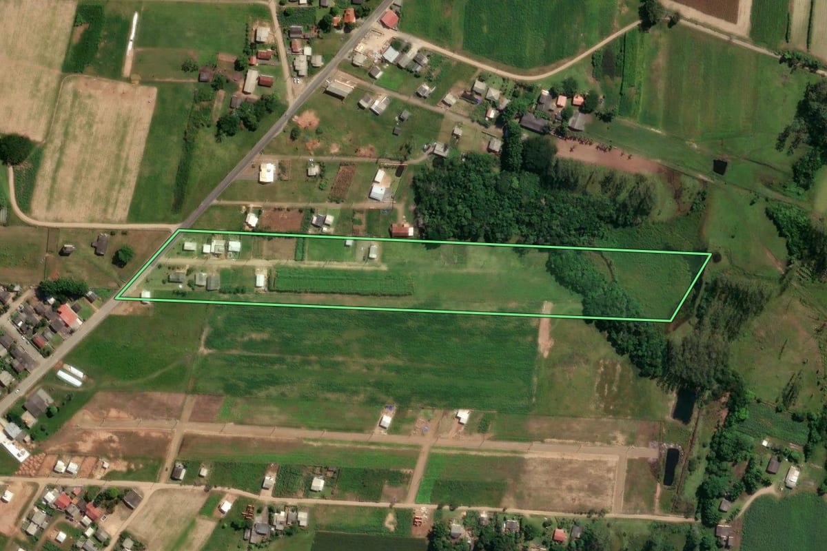 Imagem de satélite do imóvel rural em São João do Sul (SC), com o contorno declarado no CAR desenhado por cima.
