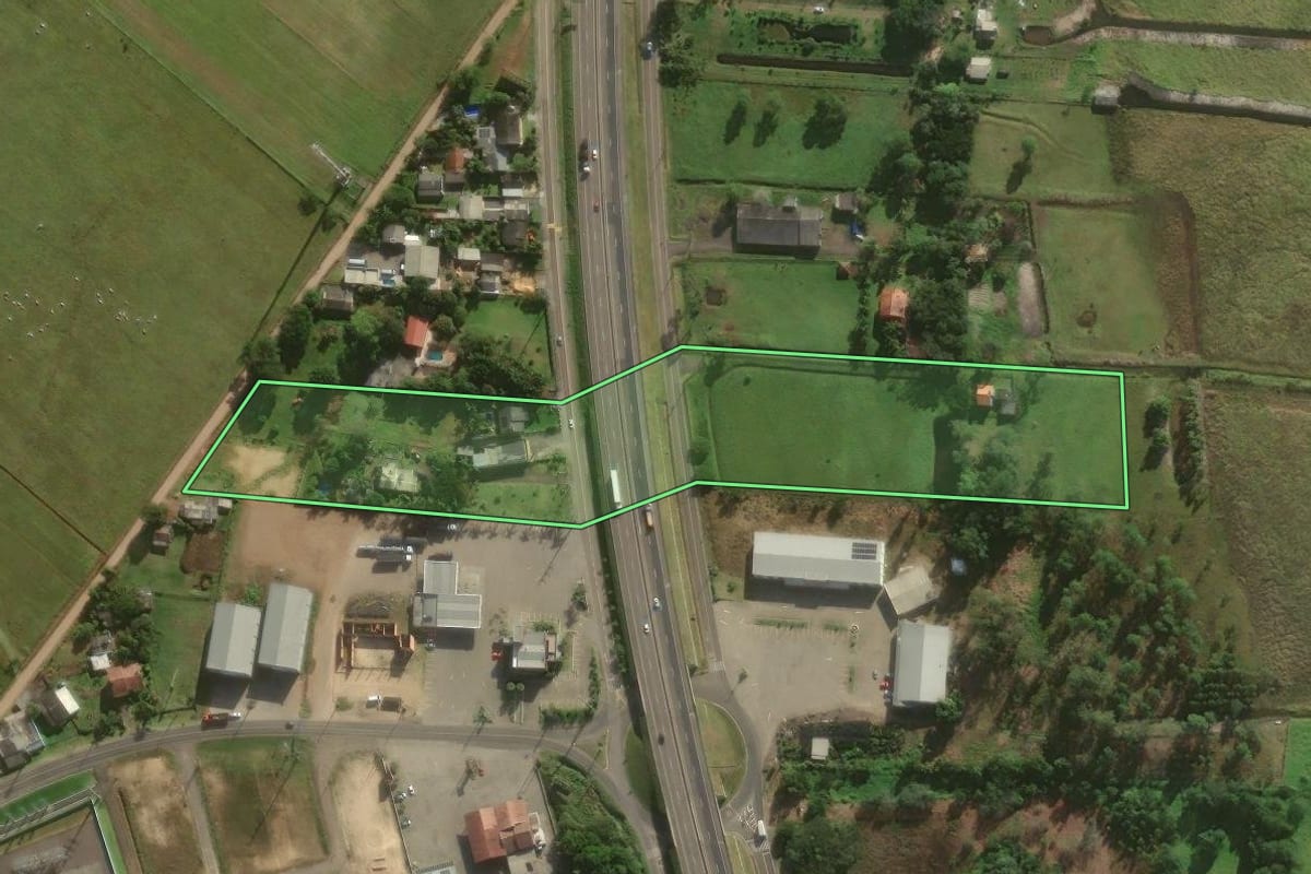 Imagem de satélite do imóvel rural em São João do Sul (SC), com o contorno declarado no CAR desenhado por cima.