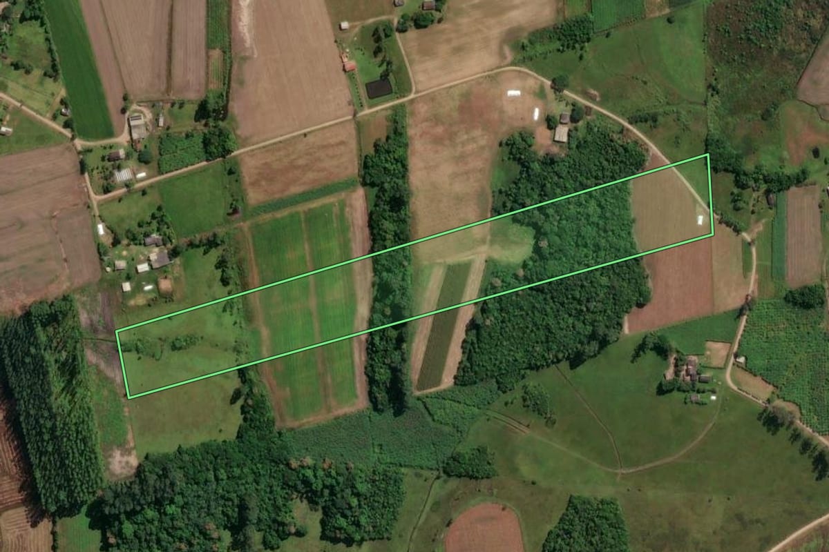 Imagem de satélite do imóvel rural em São João do Sul (SC), com o contorno declarado no CAR desenhado por cima.