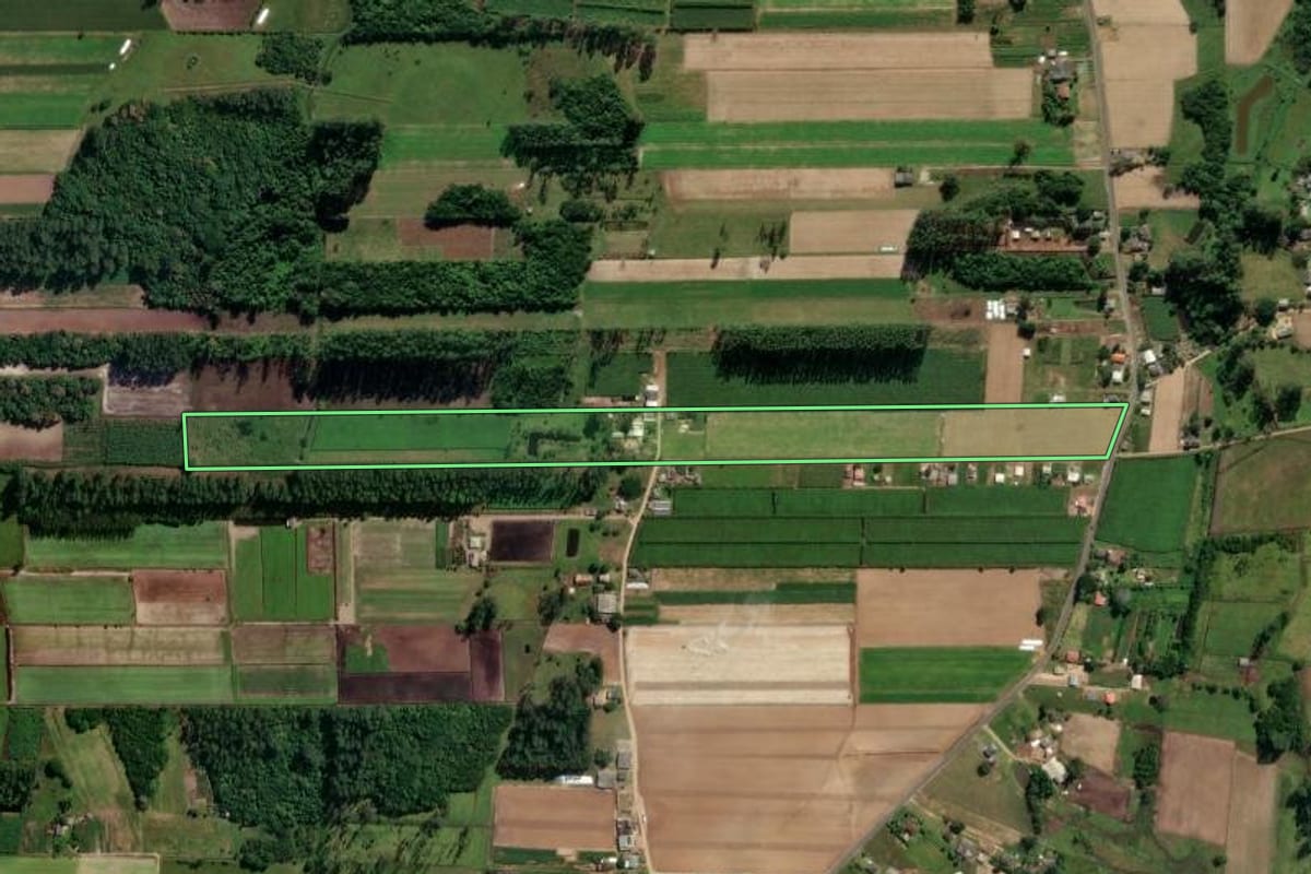 Imagem de satélite do imóvel rural em São João do Sul (SC), com o contorno declarado no CAR desenhado por cima.