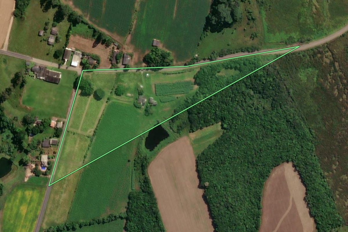 Imagem de satélite do imóvel rural em São João do Sul (SC), com o contorno declarado no CAR desenhado por cima.