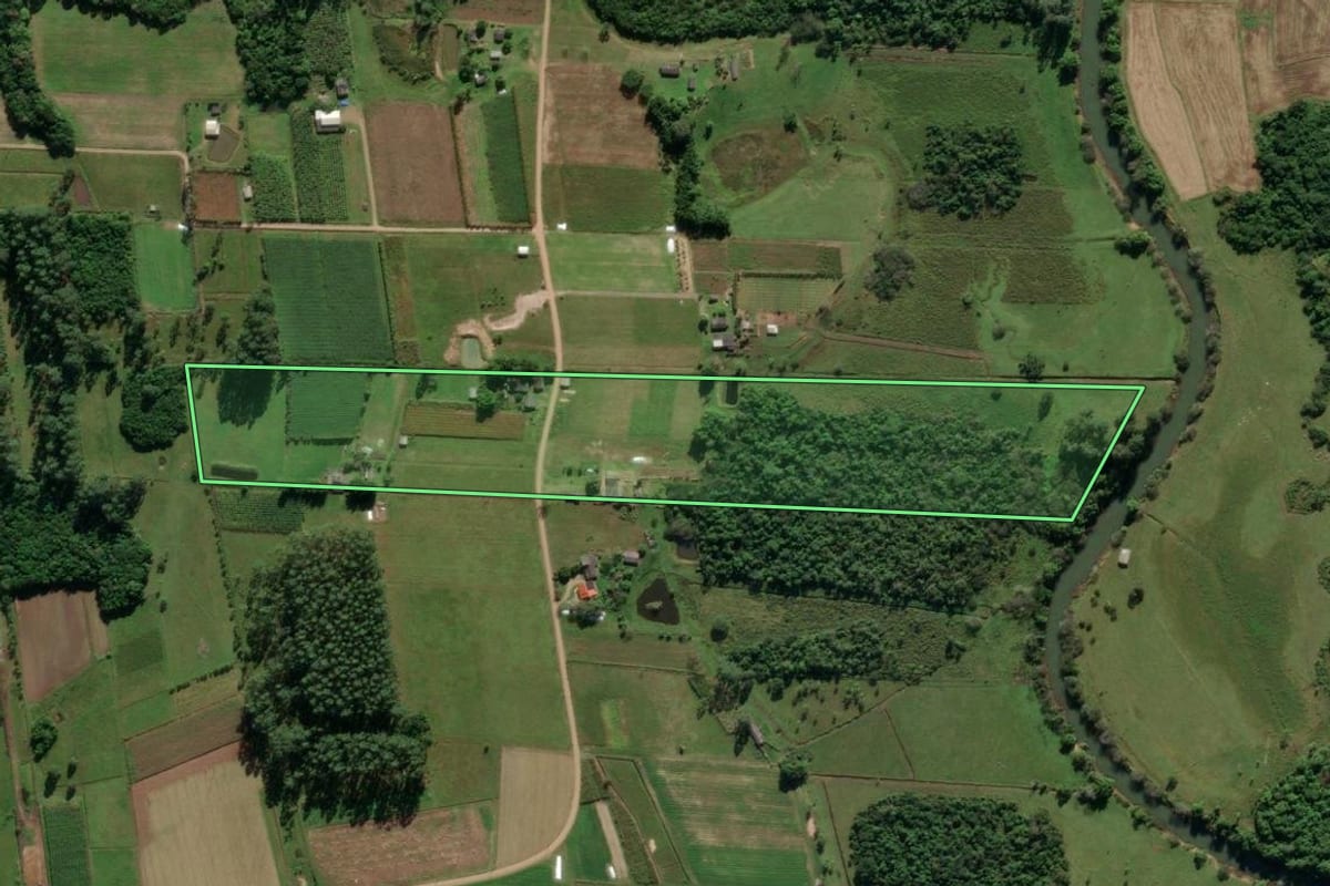 Imagem de satélite do imóvel rural em São João do Sul (SC), com o contorno declarado no CAR desenhado por cima.
