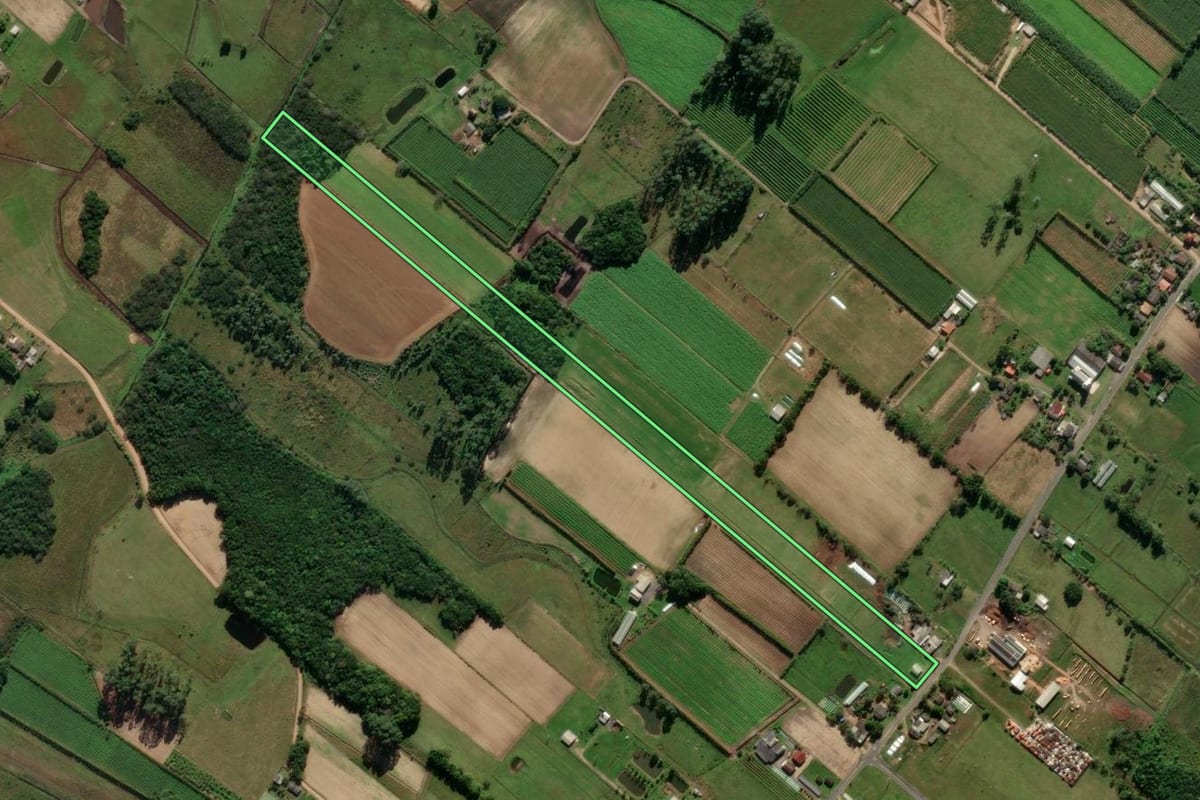Imagem de satélite do imóvel rural em São João do Sul (SC), com o contorno declarado no CAR desenhado por cima.
