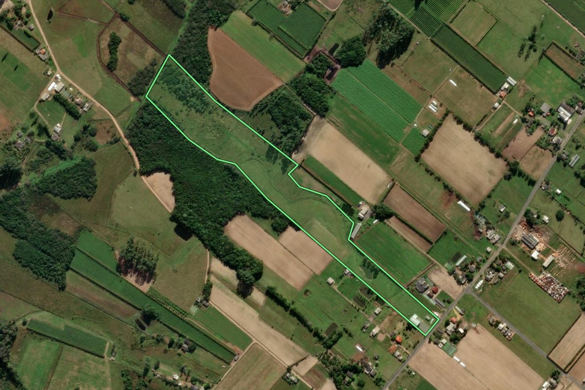 Imagem de satélite do imóvel rural em São João do Sul (SC), com o contorno declarado no CAR desenhado por cima.