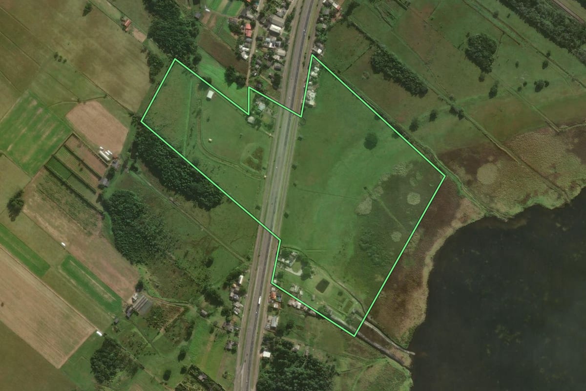 Imagem de satélite do imóvel rural em São João do Sul (SC), com o contorno declarado no CAR desenhado por cima.