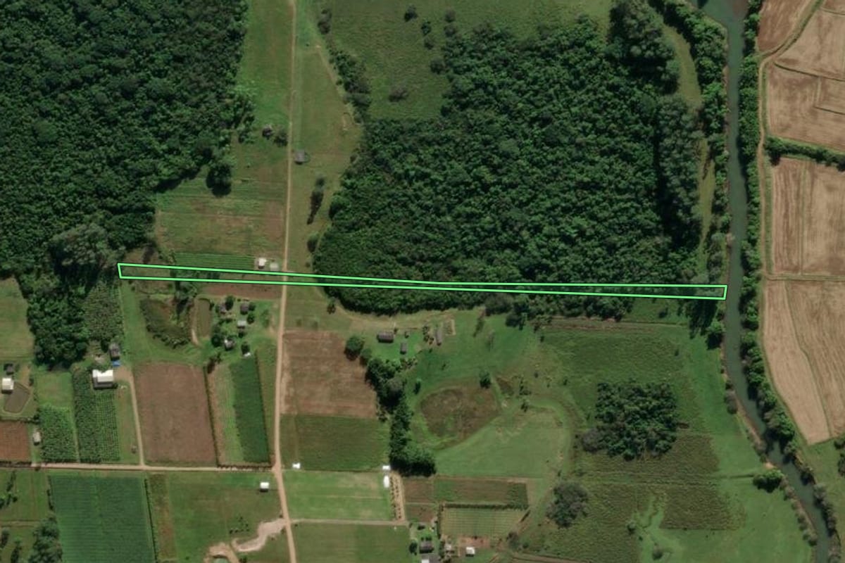 Imagem de satélite do imóvel rural em São João do Sul (SC), com o contorno declarado no CAR desenhado por cima.