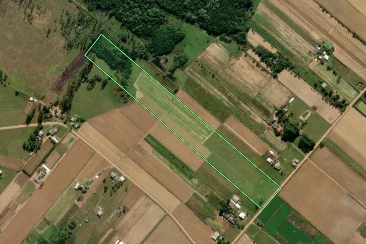 Imagem de satélite do imóvel rural em São João do Sul (SC), com o contorno declarado no CAR desenhado por cima.