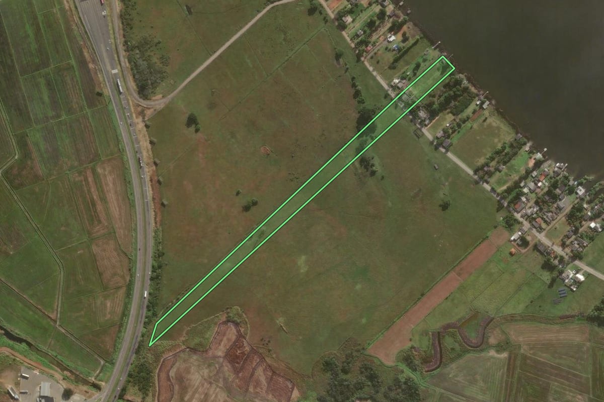 Imagem de satélite do imóvel rural em São João do Sul (SC), com o contorno declarado no CAR desenhado por cima.