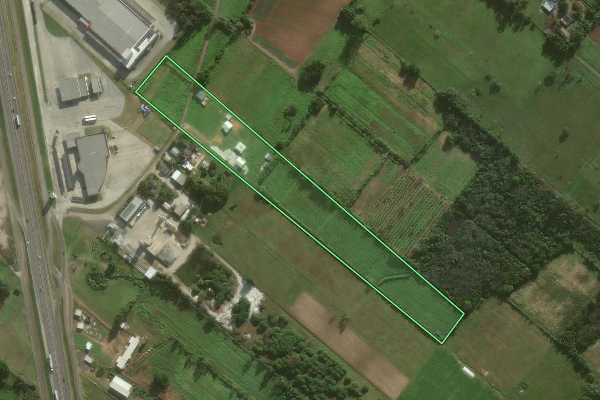 Imagem de satélite do imóvel rural em São João do Sul (SC), com o contorno declarado no CAR desenhado por cima.