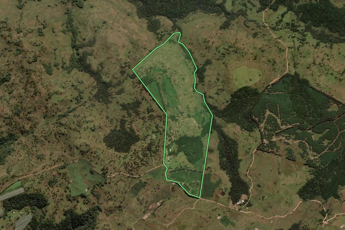 Imagem de satélite do imóvel rural em São Joaquim (SC), com o contorno declarado no CAR desenhado por cima.