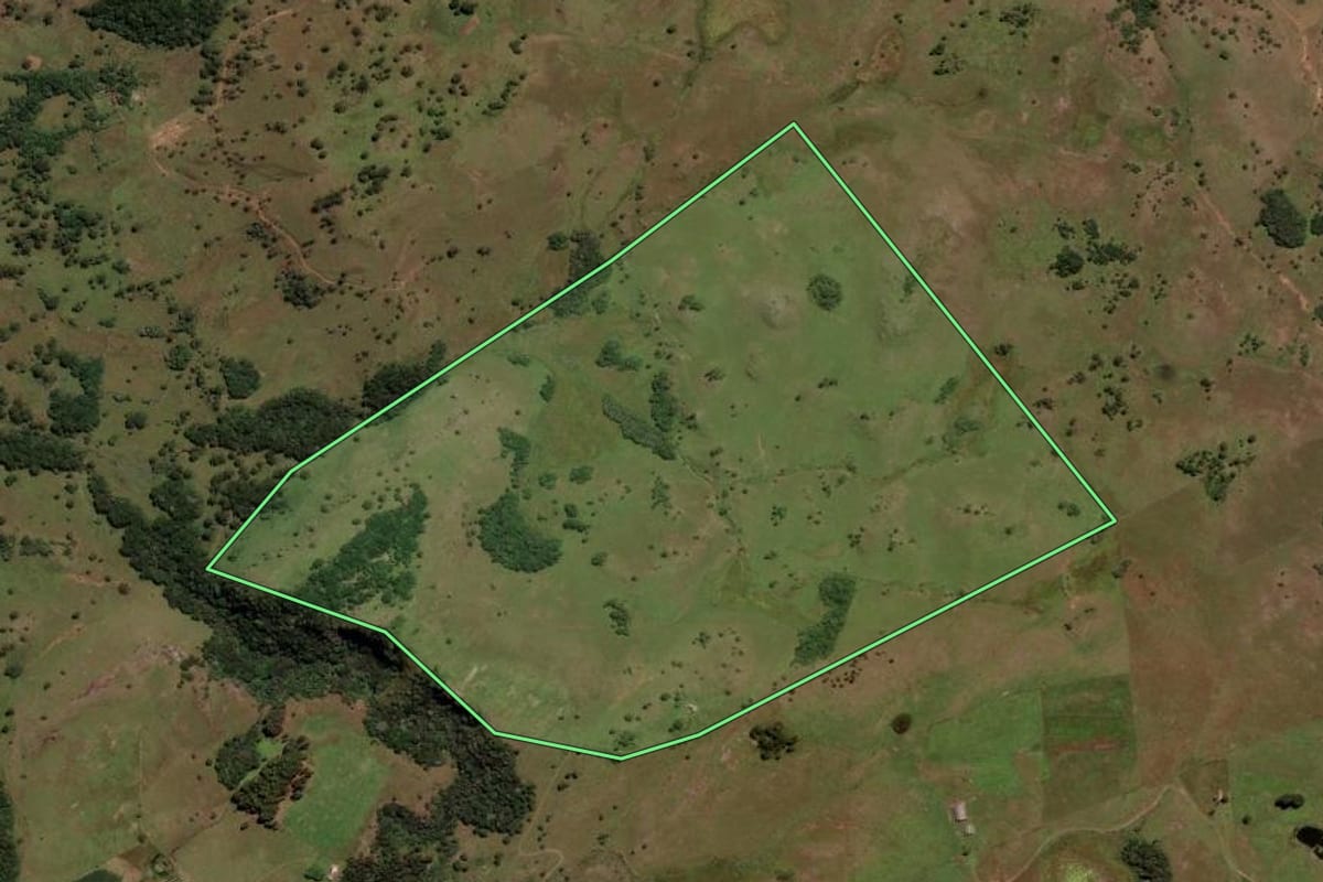Imagem de satélite do imóvel rural em São Joaquim (SC), com o contorno declarado no CAR desenhado por cima.