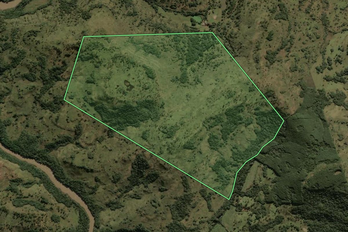 Imagem de satélite do imóvel rural em São Joaquim (SC), com o contorno declarado no CAR desenhado por cima.