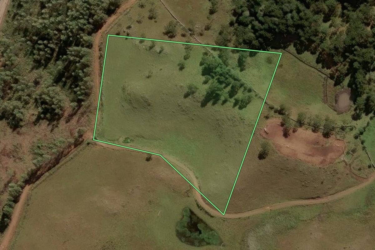 Imagem de satélite do imóvel rural em São Joaquim (SC), com o contorno declarado no CAR desenhado por cima.