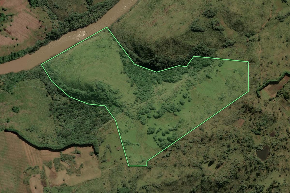 Imagem de satélite do imóvel rural em São Joaquim (SC), com o contorno declarado no CAR desenhado por cima.