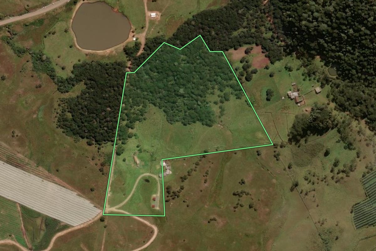 Imagem de satélite do imóvel rural em São Joaquim (SC), com o contorno declarado no CAR desenhado por cima.