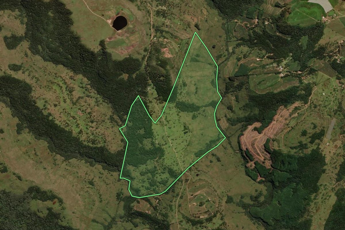Imagem de satélite do imóvel rural em São Joaquim (SC), com o contorno declarado no CAR desenhado por cima.