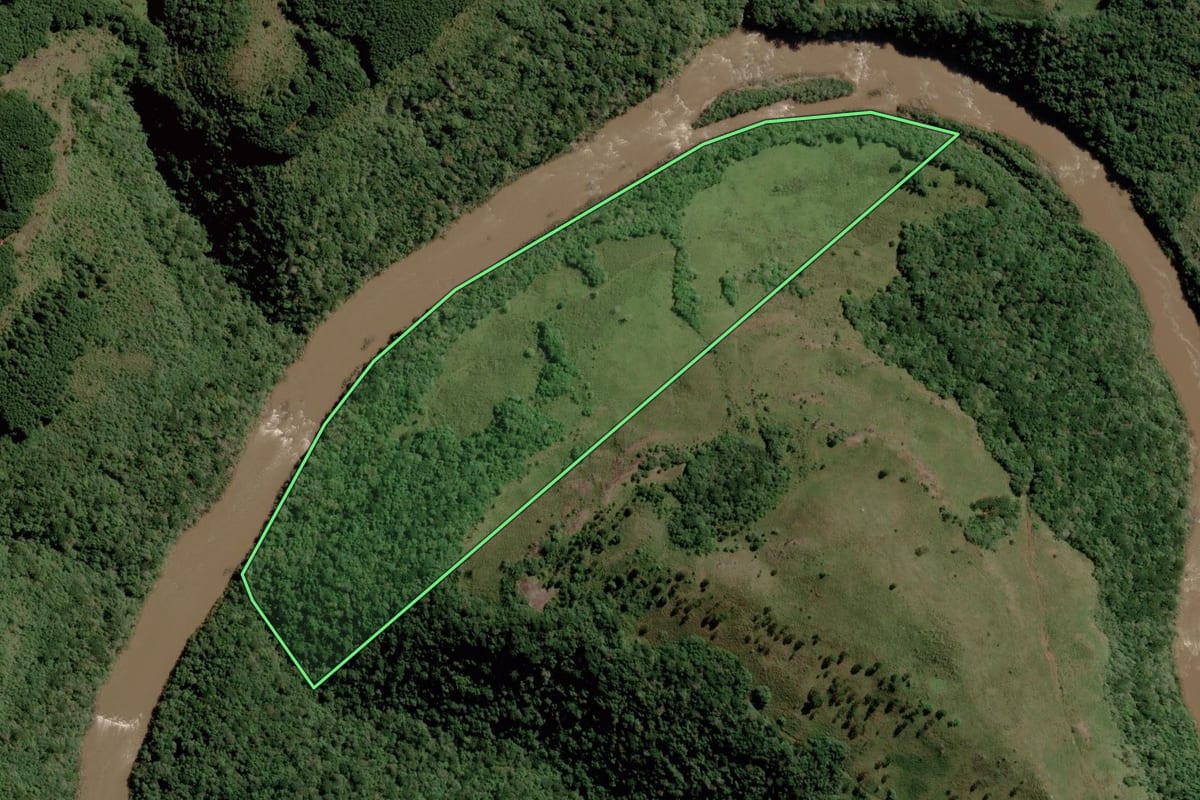 Imagem de satélite do imóvel rural em São Joaquim (SC), com o contorno declarado no CAR desenhado por cima.