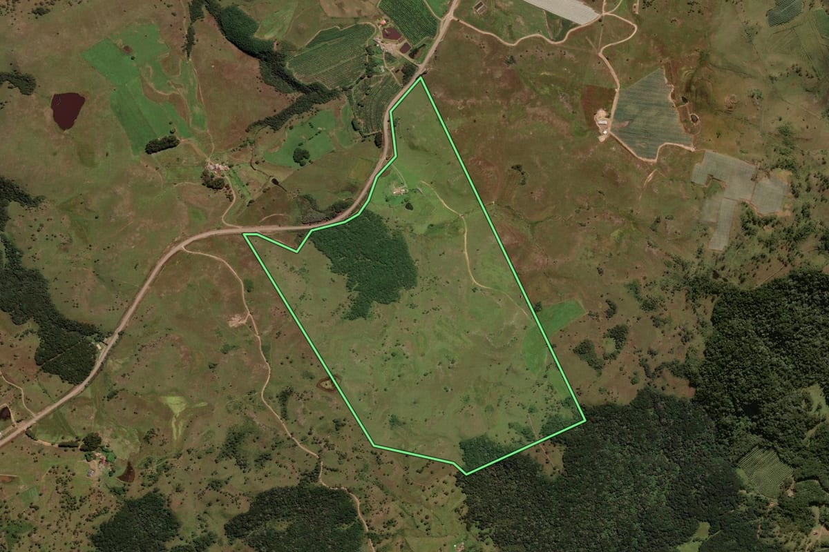 Imagem de satélite do imóvel rural em São Joaquim (SC), com o contorno declarado no CAR desenhado por cima.