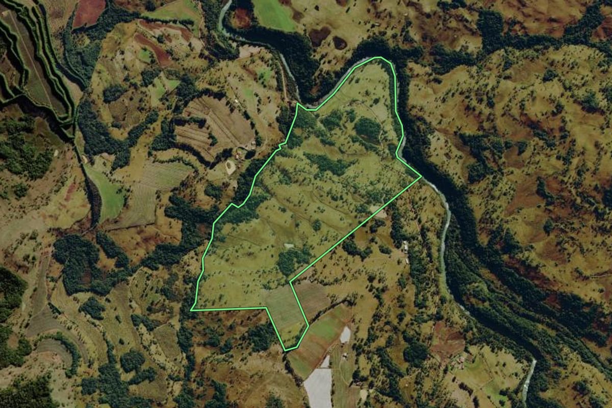 Imagem de satélite do imóvel rural em São Joaquim (SC), com o contorno declarado no CAR desenhado por cima.