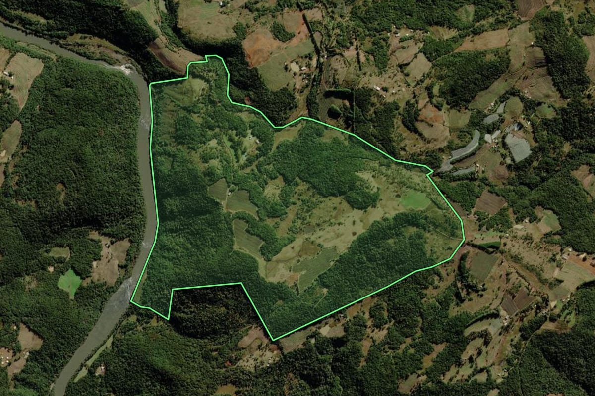 Imagem de satélite do imóvel rural em São Joaquim (SC), com o contorno declarado no CAR desenhado por cima.