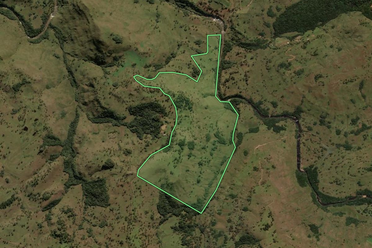 Imagem de satélite do imóvel rural em São Joaquim (SC), com o contorno declarado no CAR desenhado por cima.