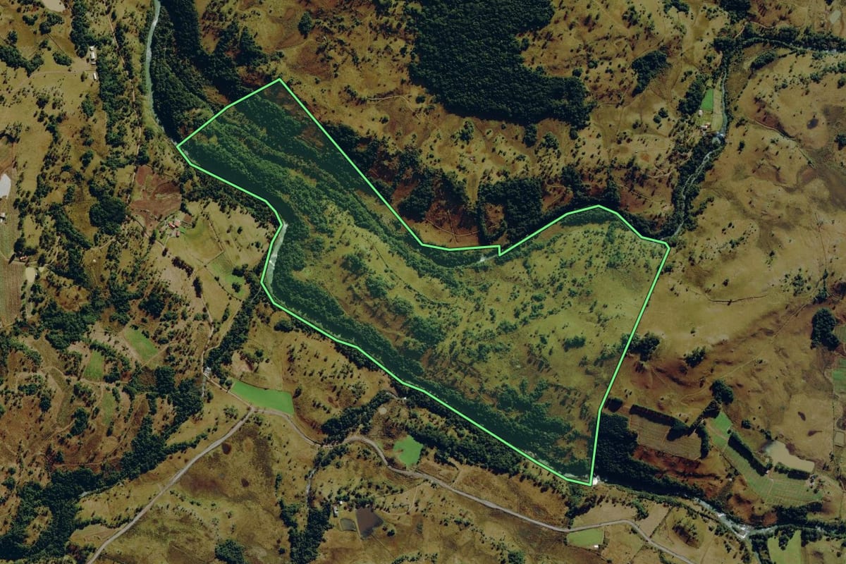 Imagem de satélite do imóvel rural em São Joaquim (SC), com o contorno declarado no CAR desenhado por cima.