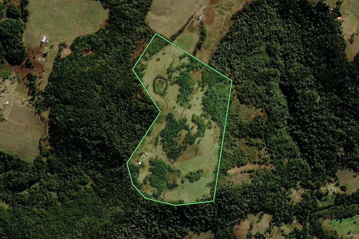 Imagem de satélite do imóvel rural em São Joaquim (SC), com o contorno declarado no CAR desenhado por cima.