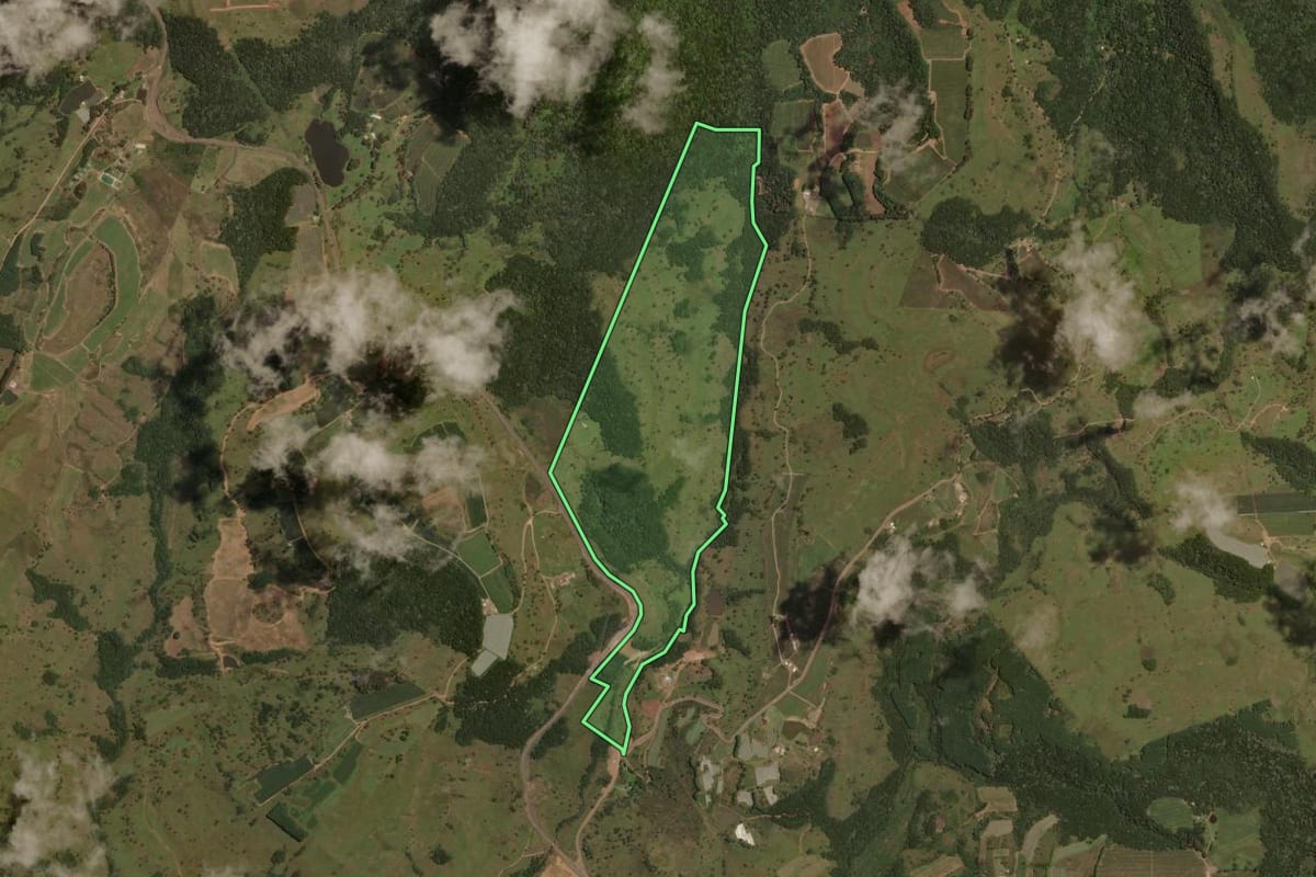 Imagem de satélite do imóvel rural em São Joaquim (SC), com o contorno declarado no CAR desenhado por cima.
