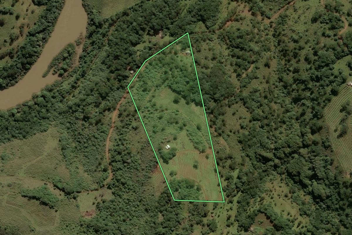 Imagem de satélite do imóvel rural em São Joaquim (SC), com o contorno declarado no CAR desenhado por cima.