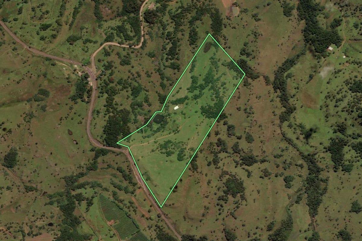 Imagem de satélite do imóvel rural em São Joaquim (SC), com o contorno declarado no CAR desenhado por cima.
