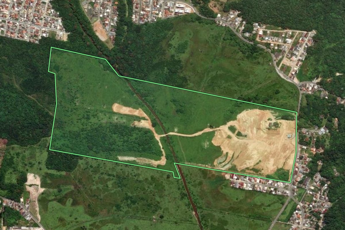 Imagem de satélite do imóvel rural em São José (SC), com o contorno declarado no CAR desenhado por cima.