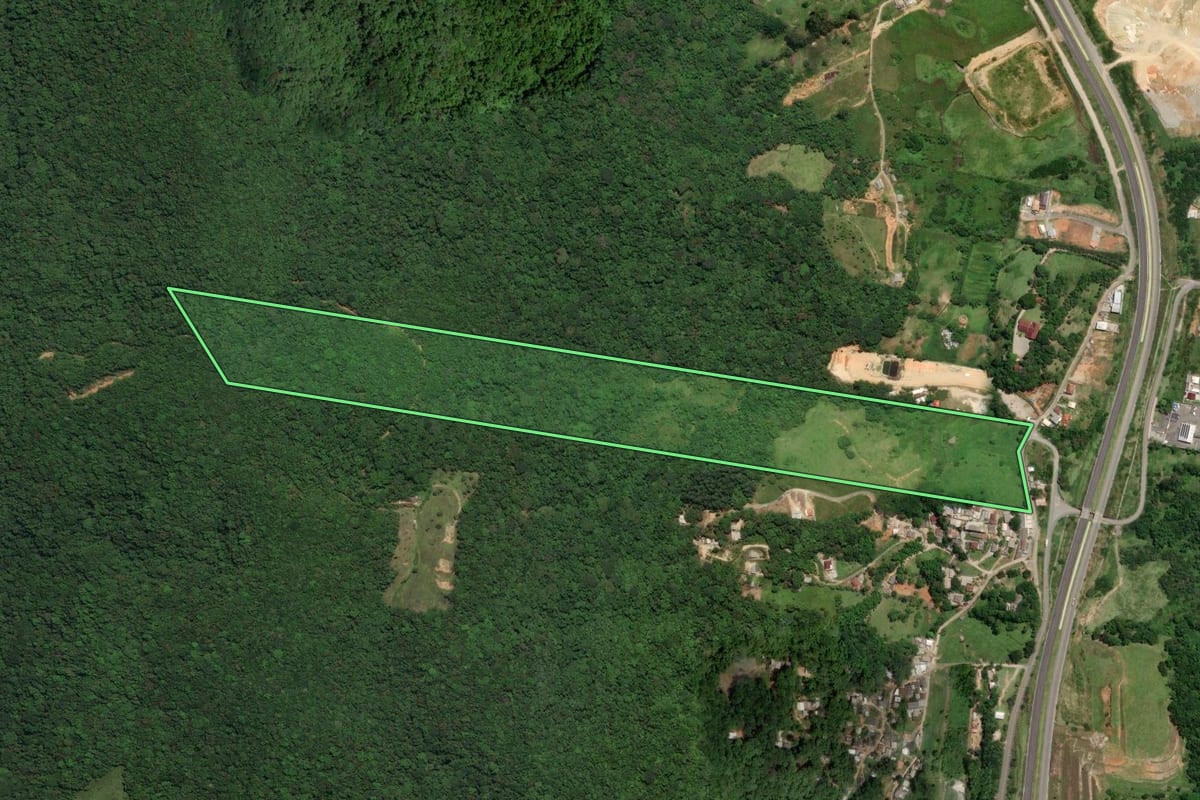 Imagem de satélite do imóvel rural em São José (SC), com o contorno declarado no CAR desenhado por cima.