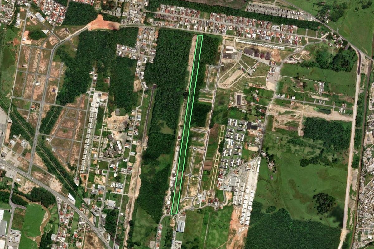 Imagem de satélite do imóvel rural em São José (SC), com o contorno declarado no CAR desenhado por cima.