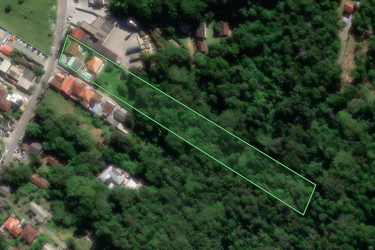 Imagem de satélite do imóvel rural em São José (SC), com o contorno declarado no CAR desenhado por cima.