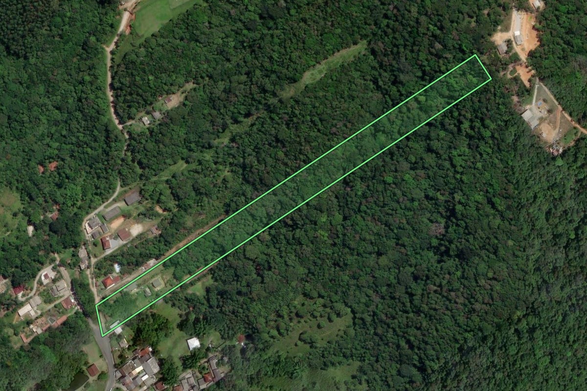 Imagem de satélite do imóvel rural em São José (SC), com o contorno declarado no CAR desenhado por cima.