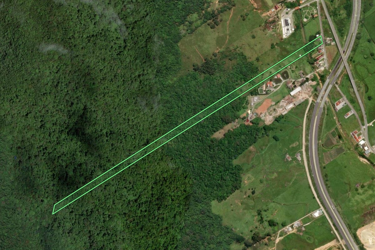 Imagem de satélite do imóvel rural em São José (SC), com o contorno declarado no CAR desenhado por cima.