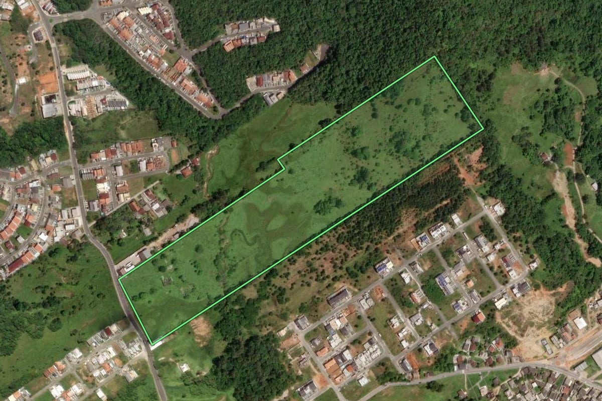 Imagem de satélite do imóvel rural em São José (SC), com o contorno declarado no CAR desenhado por cima.