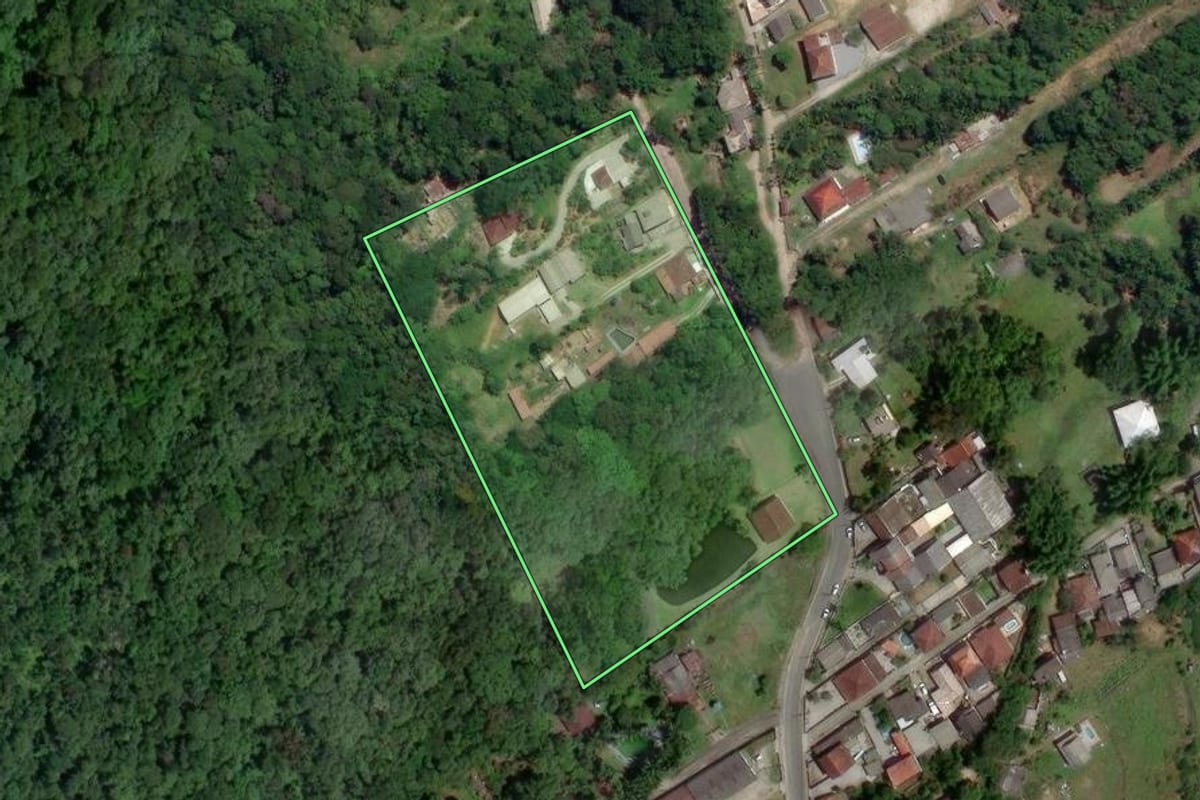 Imagem de satélite do imóvel rural em São José (SC), com o contorno declarado no CAR desenhado por cima.