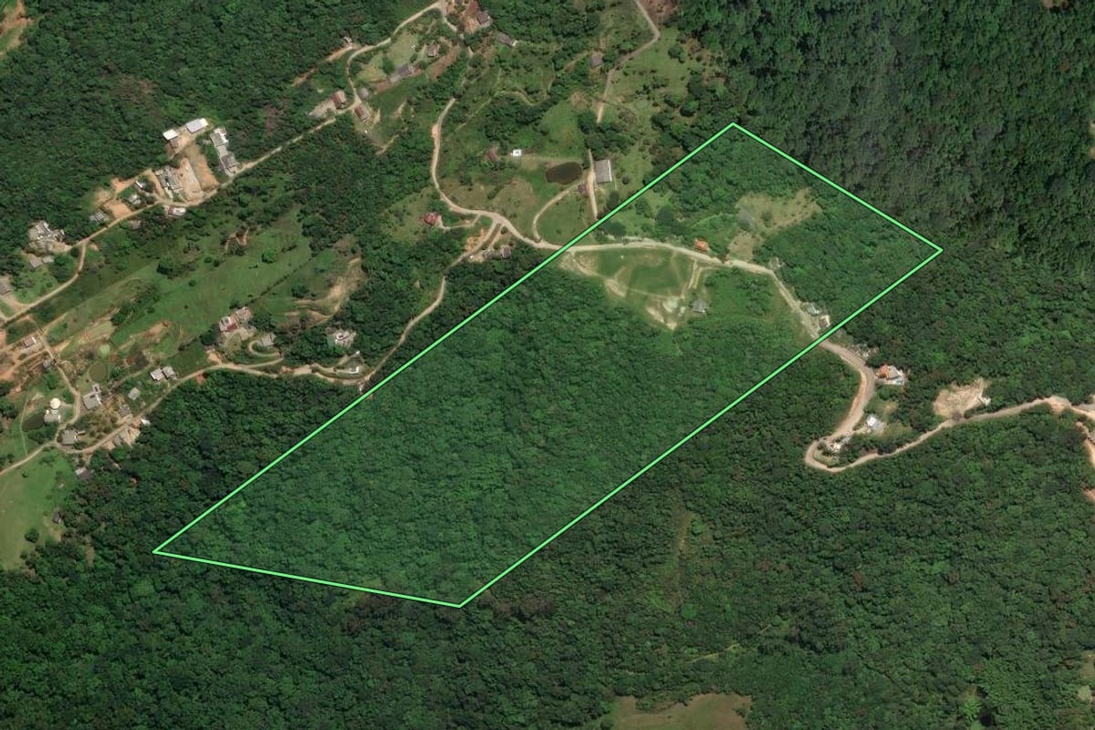Imagem de satélite do imóvel rural em São José (SC), com o contorno declarado no CAR desenhado por cima.