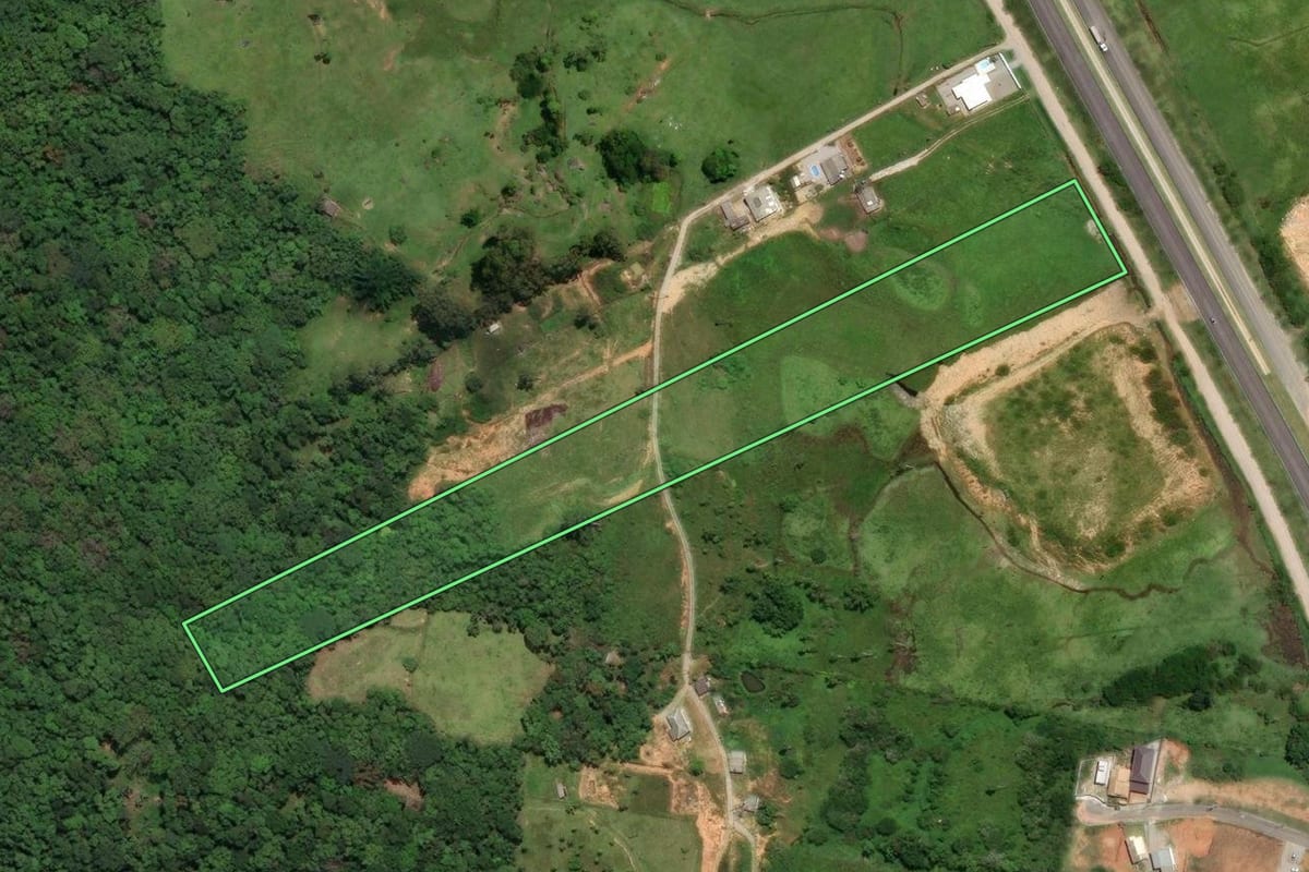 Imagem de satélite do imóvel rural em São José (SC), com o contorno declarado no CAR desenhado por cima.