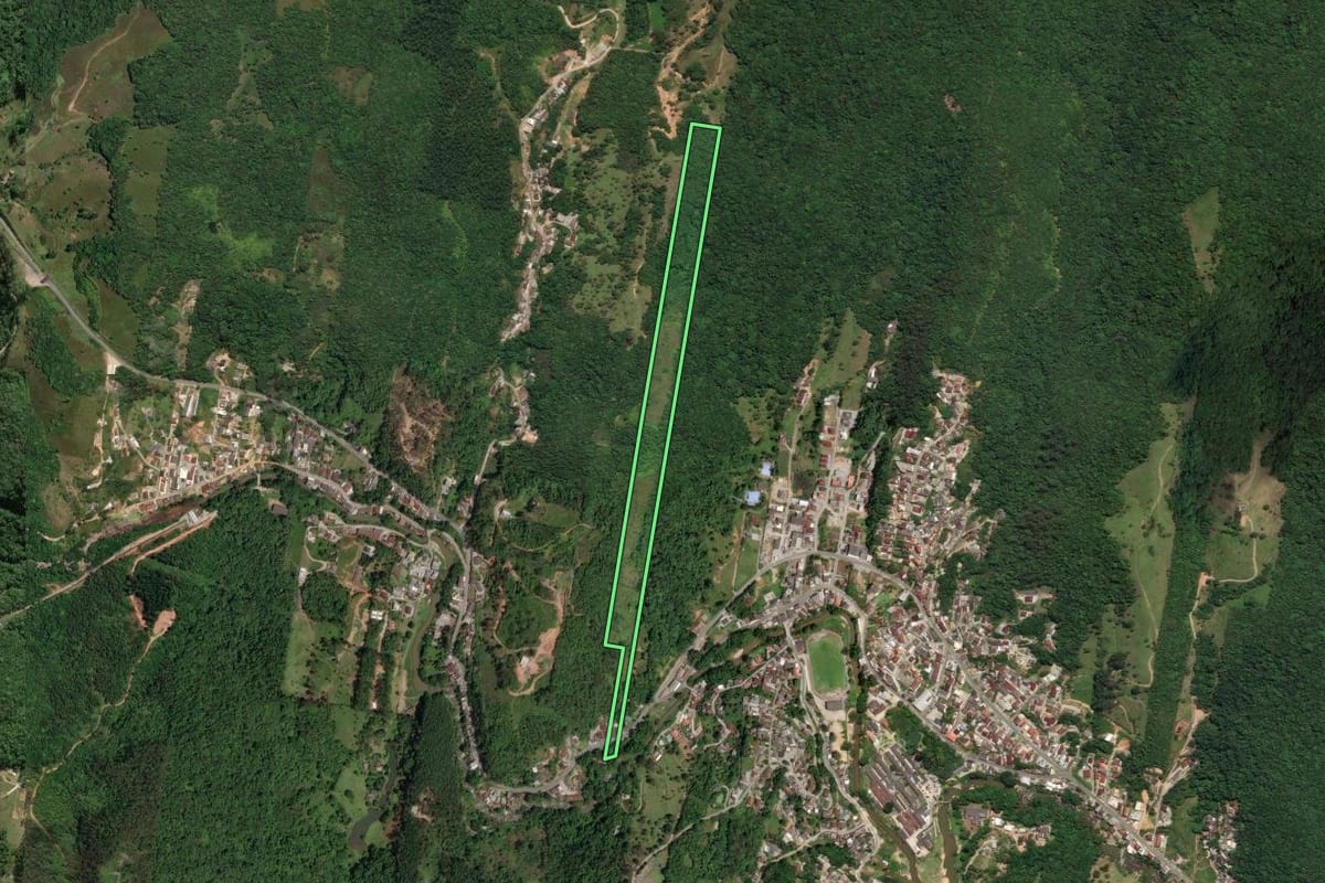 Imagem de satélite do imóvel rural em São José (SC), com o contorno declarado no CAR desenhado por cima.