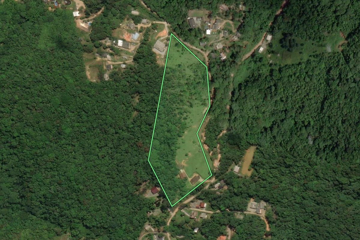 Imagem de satélite do imóvel rural em São José (SC), com o contorno declarado no CAR desenhado por cima.