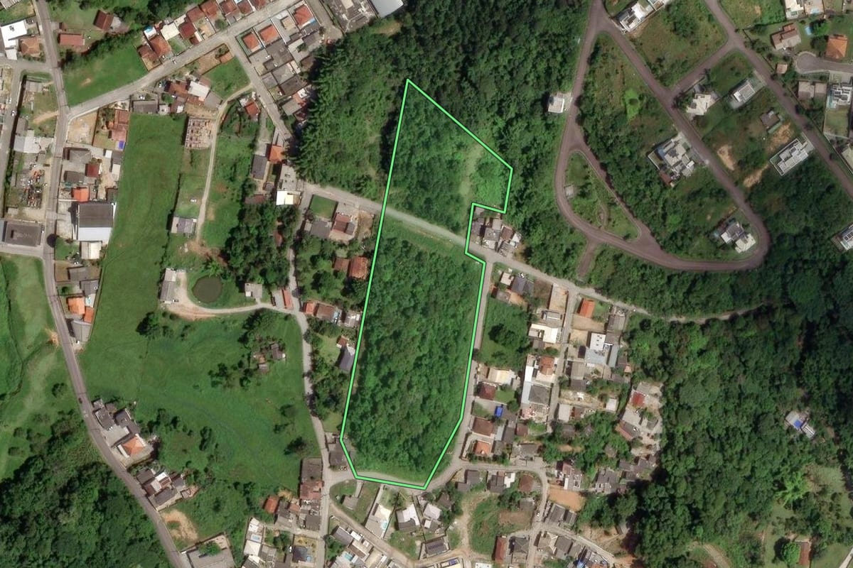 Imagem de satélite do imóvel rural em São José (SC), com o contorno declarado no CAR desenhado por cima.