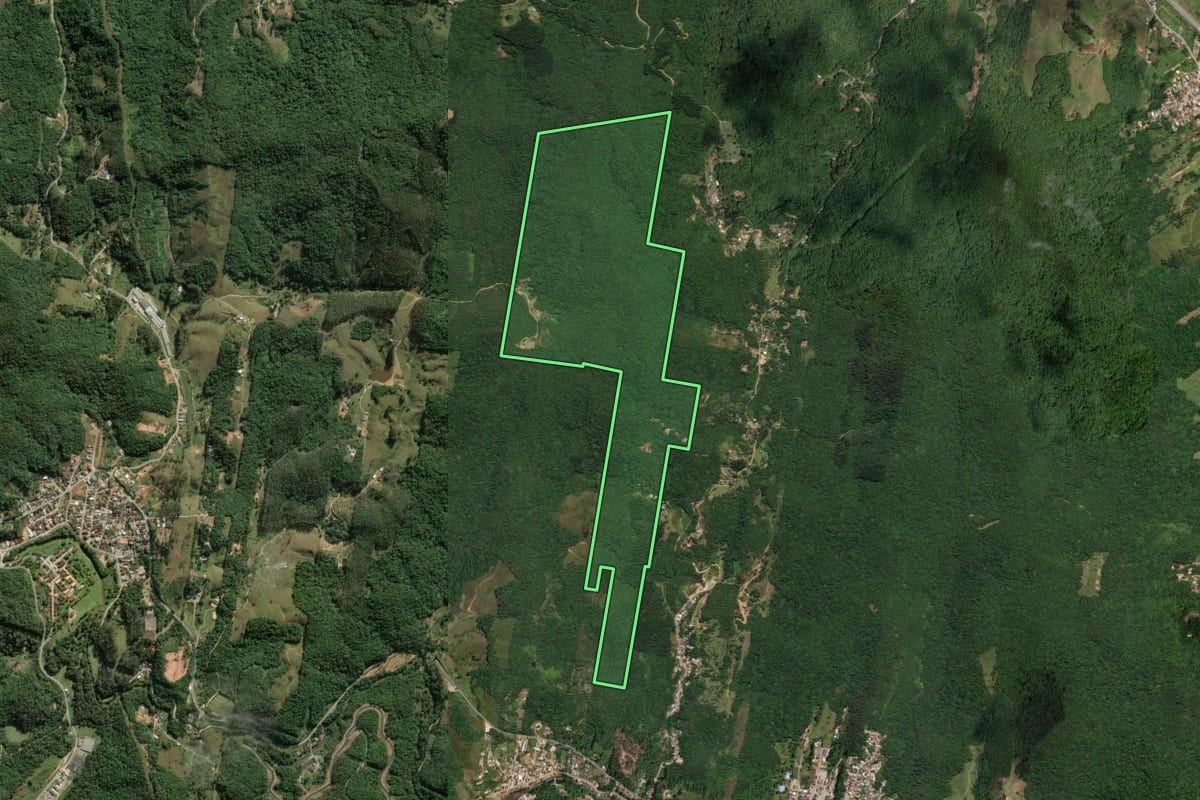 Imagem de satélite do imóvel rural em São José (SC), com o contorno declarado no CAR desenhado por cima.