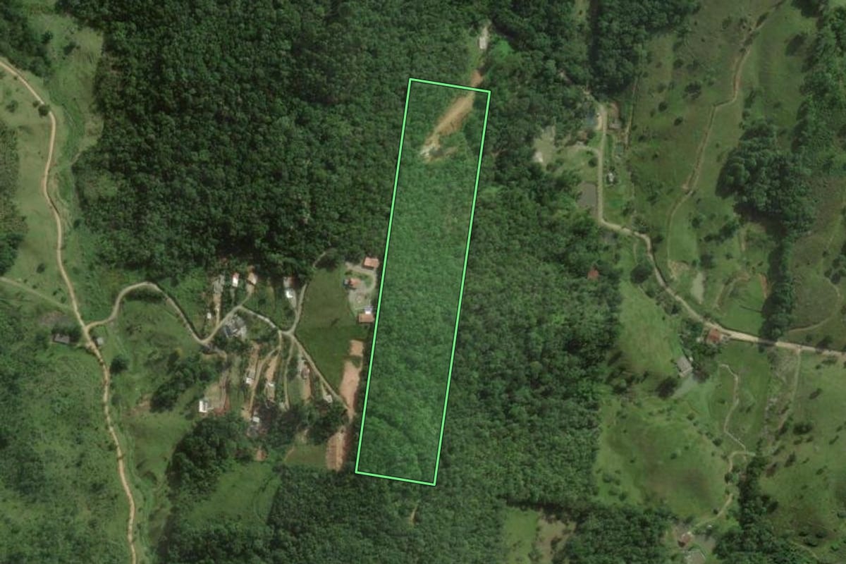 Imagem de satélite do imóvel rural em São José (SC), com o contorno declarado no CAR desenhado por cima.