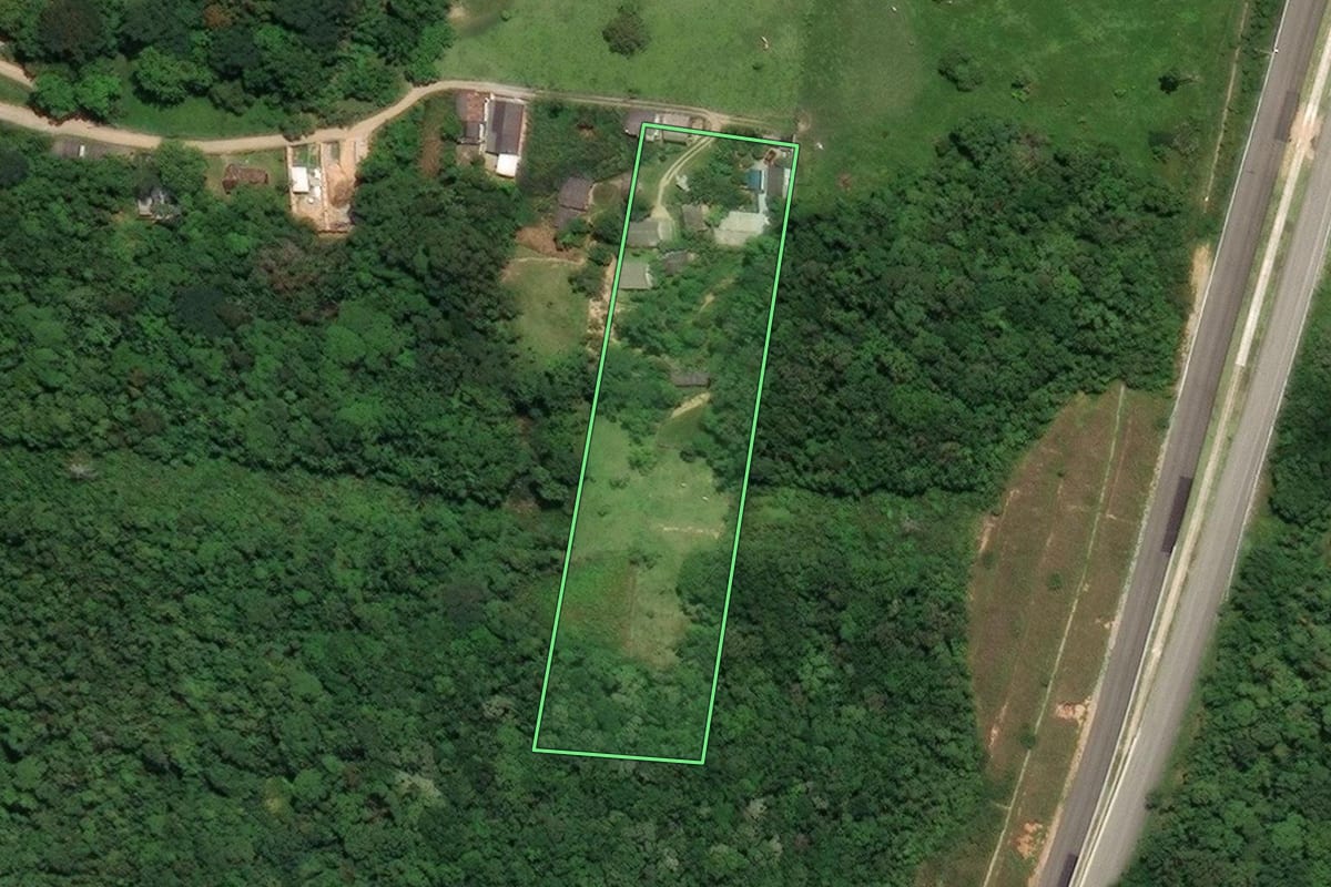 Imagem de satélite do imóvel rural em São José (SC), com o contorno declarado no CAR desenhado por cima.