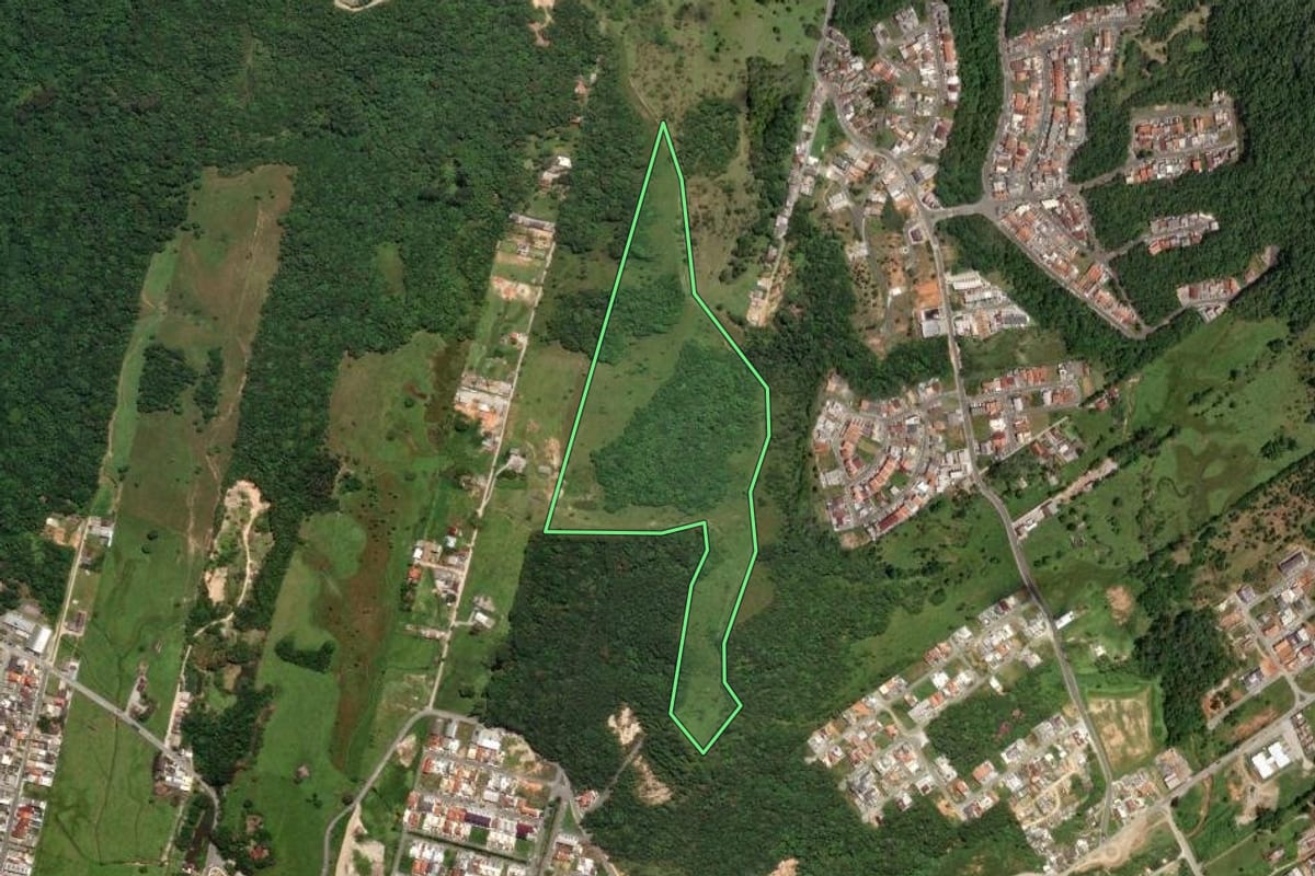 Imagem de satélite do imóvel rural em São José (SC), com o contorno declarado no CAR desenhado por cima.