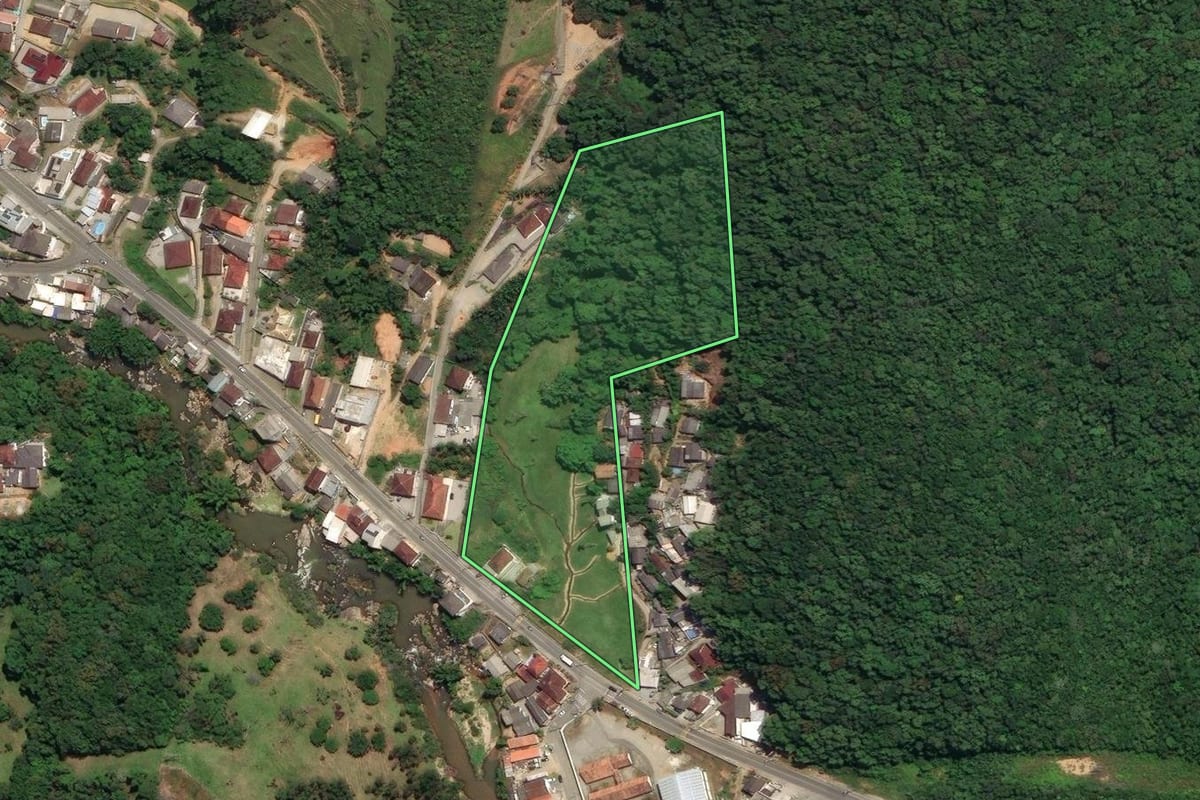 Imagem de satélite do imóvel rural em São José (SC), com o contorno declarado no CAR desenhado por cima.