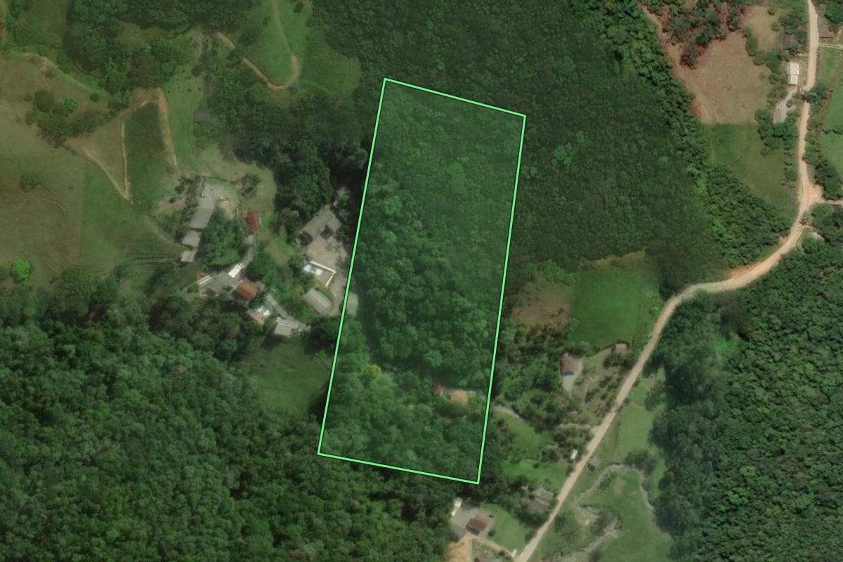 Imagem de satélite do imóvel rural em São José (SC), com o contorno declarado no CAR desenhado por cima.