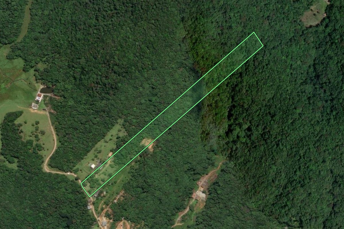 Imagem de satélite do imóvel rural em São José (SC), com o contorno declarado no CAR desenhado por cima.